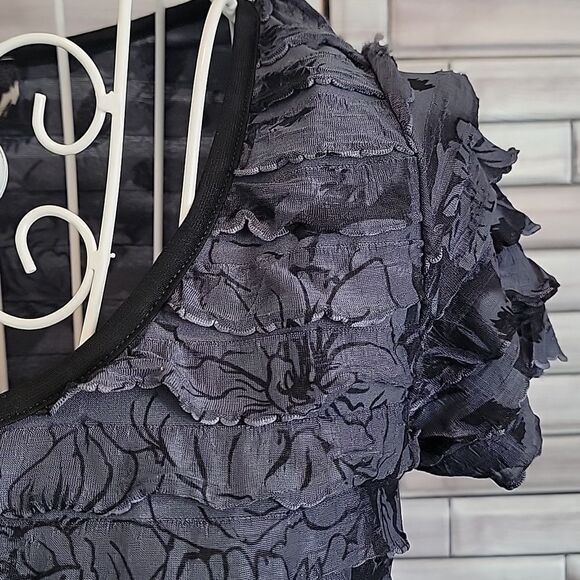 Lavish short sleeved tiered ruffle top Women's Size M - Picture 4 of 11